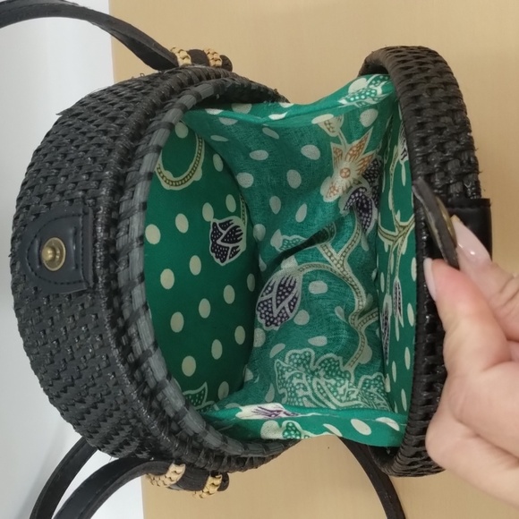 Rattan Shell black crossbody purse handbag snap closure 6" diameter - Picture 5 of 7